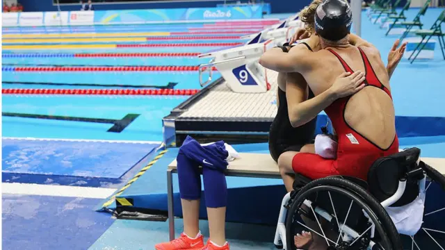 Джессика Лонг после победы в заплыве на 200 метров в комплексном плавании.