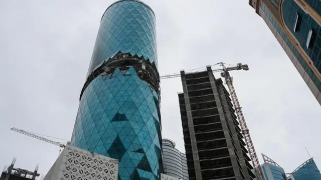 ইসরায়েল-যুক্তরাষ্ট্রের হামলার জবাবে ইরানি হামলায় বাহরাইনের একটি ক্ষতিগ্রস্ত ভবন 