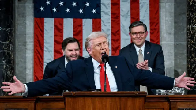 Дональд Трамп широко разводит руками на трибуне Конгресса во время его послания о положении в стране