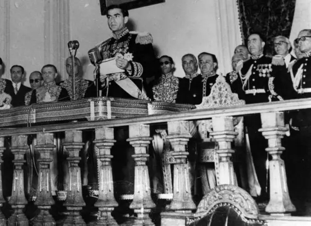 محمد رضا شاه ایران در حال بیانیه‌ای در مورد شرکت نفت انگلیس و ایران در مجلس سنا