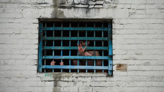 Заключенный за решеткой киевской тюрьмы