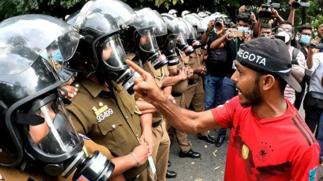 পুলিশের মুখোমুখি এক বিক্ষোভকারী।