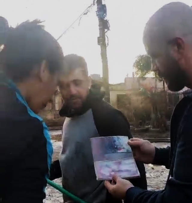 Leandro segura álbum que encontrou durante limpeza na casa da amiga em Porto Alegre