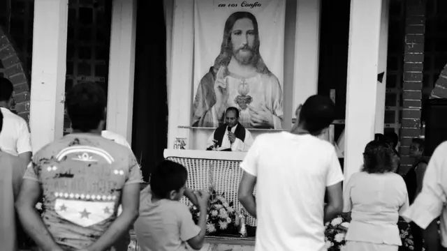 El cura de la misa del día de los Fieles Difuntos en el cementerio.