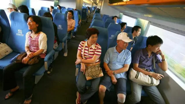 الركاب داخل القطار المغناطيسي المعلق في شنغهاي