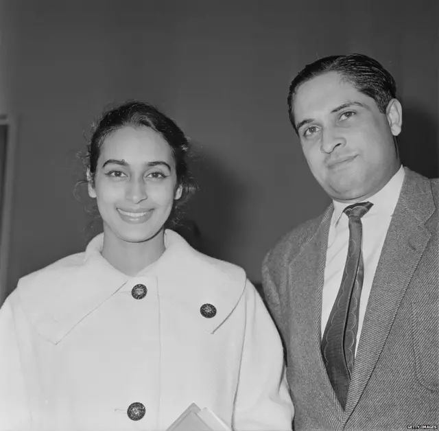 अपने पति रजनीश बहल के साथ नूतन.