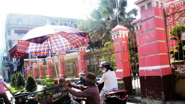 Xe trái cây lề đường trước cửa Nhà thờ Tân Định