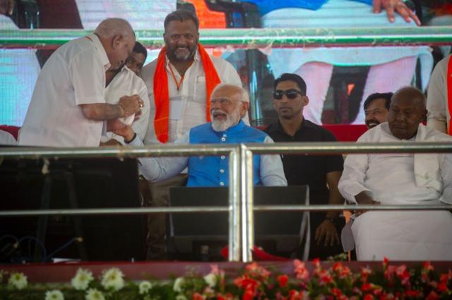 কর্নাটকে ভোটের প্রচারে নরেন্দ্র মোদী ও এইচ ডি দেবেগৌড়া (ডানদিকে)