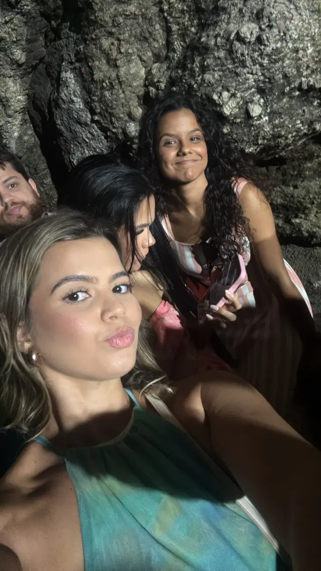 Hannielly, Ingrid e Naize em um abrigo