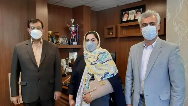 خانم جهانفکریان در کنار مقام‌های فدراسیون وزنه‌برداری