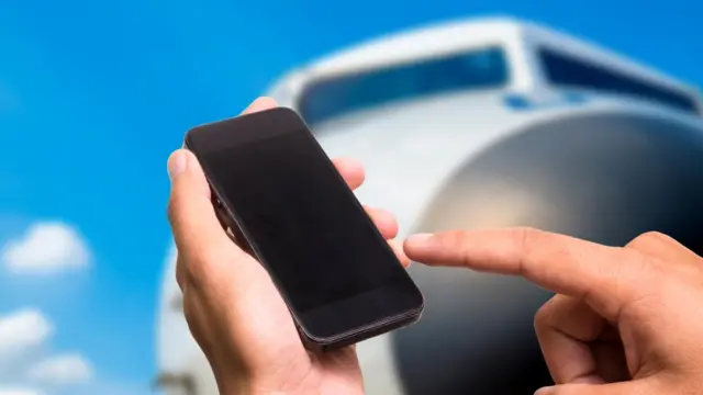 Телефон на фоне самолета