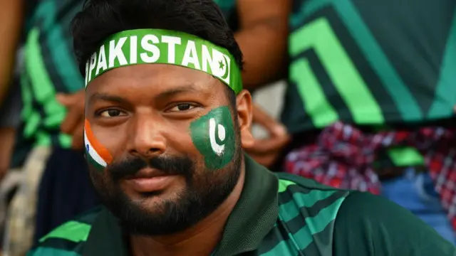 মঙ্গলবার ইডেনের গ্যালারিতে একজন পাকিস্তান সমর্থক