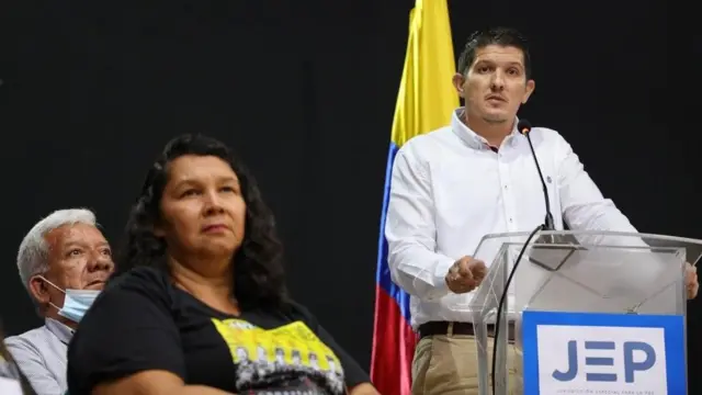 Nestor Gutierrez bir çiftçiyi öldürdükten sonra cesedinin yanına silah yerleştirdiğini anlatırken