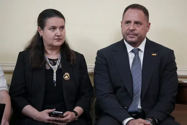 Єрмак та Маркарова сидять на тлі світлої стіни