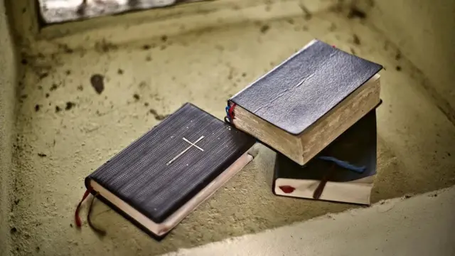 Selon la façon dont on lit littéralement leur message, certains textes sacrés n'excluent pas la possibilité d'une vie extraterrestre