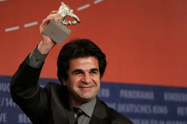 سینماگران مهمی مانند جعفرپناهی یا اصغر فرهادی، در دوره‌های پیشین جشنواره برلین ستایش شدند