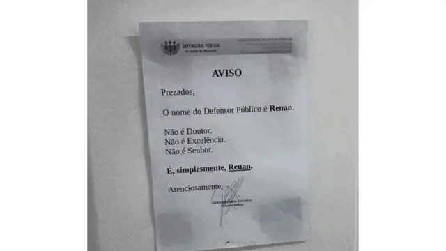 "Prezados, o nome do defensor público é Renan. Não é doutor. Não é Excelência. Não é senhor. É, simplesmente, Renan", diz um papel colado na porta da sala