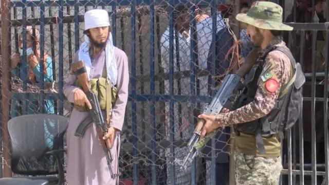 در گذرگاه مرزی تورخم، شلوغترین مرز افغانستان و پاکستان، شبهنظامیان طالبان جایگزین مرزبانان افغان شدهاند، اوت ۲۰۲۱