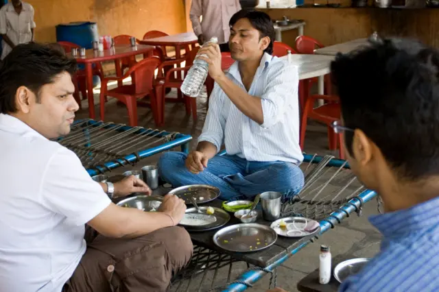 धाब्यावरचे जेवण 