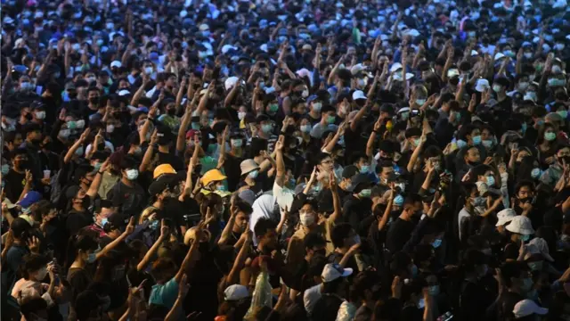 บรรยากาศการชุมนุมที่บริเวณถนนสมเด็จพระเจ้าตากสินใกล้สถานีรถไฟฟ้าบีทีเอสวงเวียนใหญ่