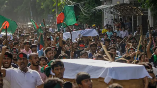 பற்றி எரியும் வங்கதேசம் - போராட்டத்தின் தீவிரத்தை உணர்த்தும் புகைப்பட தொகுப்பு