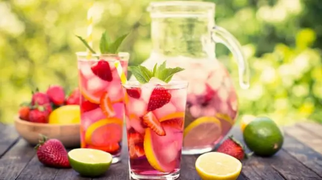 গরমে শিশুকে ফল খাওয়ানো উচিৎ। 