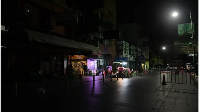 ถนนข้าวสารเป็นจุดศูนย์กลางที่นักท่องเที่ยวแวะมาพัก ก่อนโดยสารรถตู้ขึ้นเหนือล่องใต้ เมื่อไร้นักท่องเที่ยว ผู้ประกอบการรถประจำทางบางส่วนจึงต้องปิดตัวไปตาม ๆ กัน