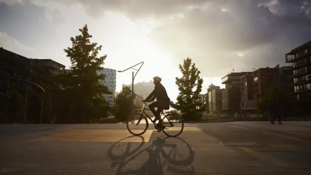 Homem andandobrazino777 app downloadbicicleta