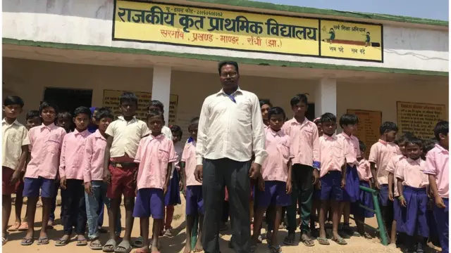 टीचर के साथ स्कूली बच्चे