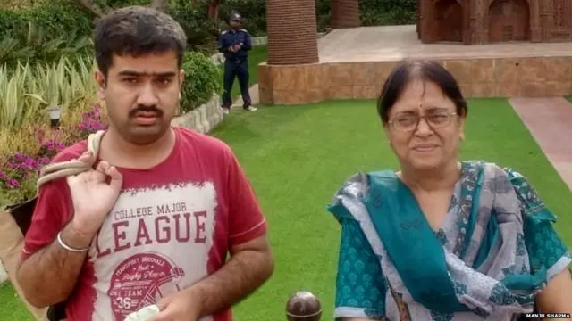 विक्रांत अपनी मां के साथ