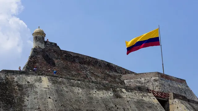 Muralla con bandera de Colombia