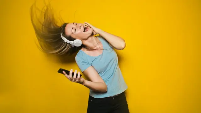 Дівчина в навушниках