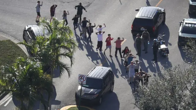 அமெரிக்கா: பள்ளிக்கூடத்தில் நடைபெற்ற துப்பாக்கிச்சூட்டில் 17 பேர் பலி