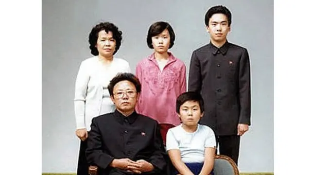 صورة لأسرة الزعيم كيم جونغ إيل