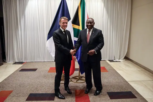 سیریل رامافوسا، رئیس‌جمهور آفریقای جنوبی از رهبران جهان شرکت‌کننده در اجلاس ۲۰ از جمله امانوئل مکرون استقبال می‌کند