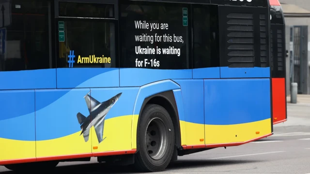 Ônibus com dizeres pró-Ucrânia e uma imagem da aeronave F-16