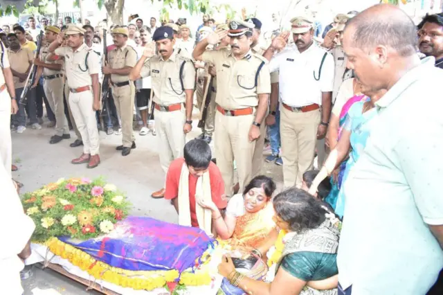 ప్రమోద్ కుటుంబం, అంత్యక్రియలు