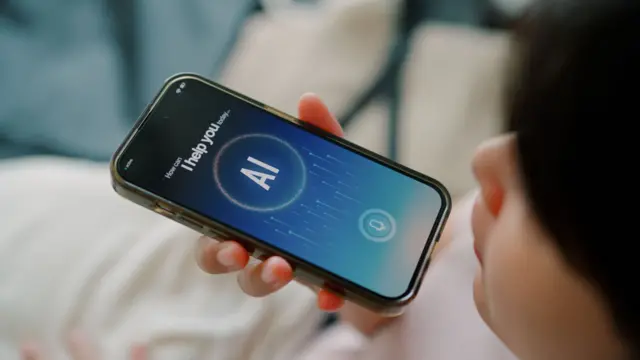 Pessoa falando com um chatbot de IA em um telefone celular