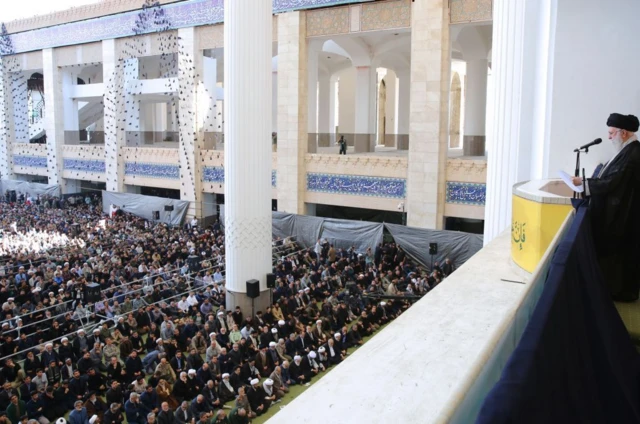 İran Dini Lideri Ayetullah Ali Hamaney, Ekim 2024'te İran'ın başkenti Tahran'daki İmam Humeyni Musalla Camii'nde Cuma namazını kıldırırken elinde bir tüfek tutuyor.