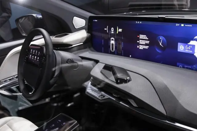 بایتون به خاطر استفاده از یک نمایشگر ۴۸ اینچی در داخل خودرو مشهور شده بود