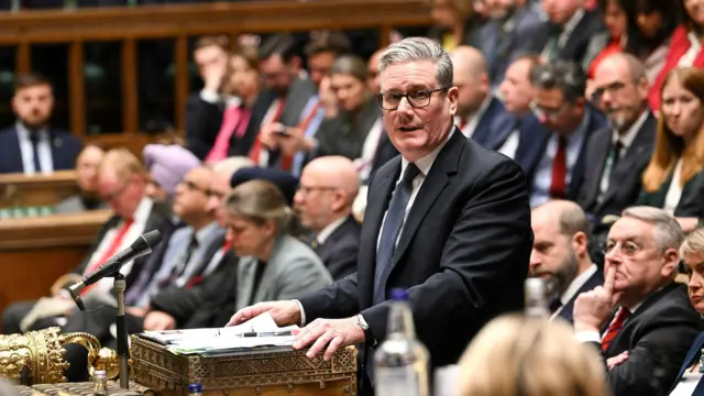 Premier Wielkiej Brytanii Keir Starmer przemawia podczas sesji pytań do premiera w Izbie Gmin w Londynie