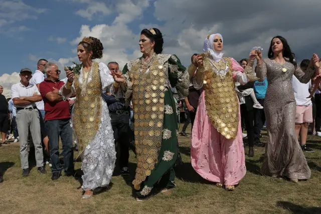 Dok najveće đerdane nose udate žene kako bi pokazale svoj materijalni status, pojedine devojke nose jedan ili nekoliko dukata.