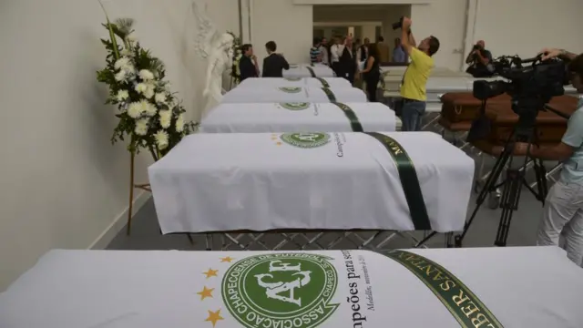 Ataúdes de víctimas mortales del accidente de avión