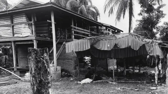 ဗုံးကြဲခံရမှုအပြီး မြင်တွေ့ရတဲ့ မင်္ဂလာဆောင်မဏ္ဍပ်