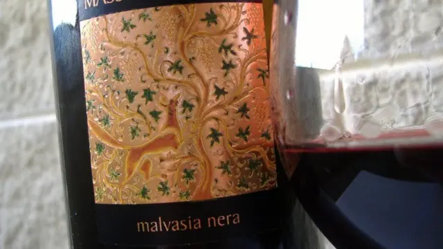 Этикетка на бутылке с мальвазией