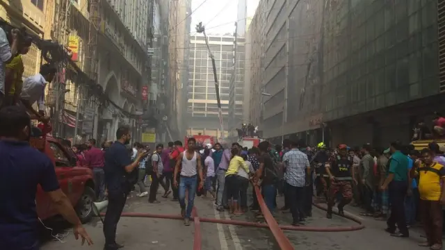 উদ্ধারকারীদের সঙ্গে স্বেচ্ছাসেবকের কাজ করেন অনেক শিক্ষার্থী