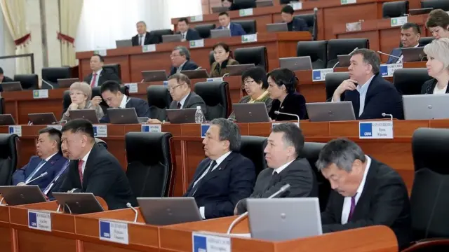 Жогорку Кеңеш өкмөт мүчөлөрүнүн Бишкек ЖЭБдеги болгон авария тууралуу түшүндүрмөсүн угушууда