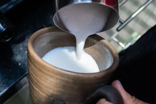 ਦੁੱਧ, ਦਹੀਂ ਅਤੇ ਪਨੀਰ ਵਿੱਚ ਬਹੁਤ ਸਾਰਾ ਕੈਲਸ਼ੀਅਮ ਹੁੰਦਾ ਹੈ।