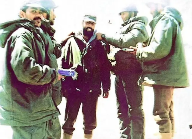 વિક્રમ બત્રા તેમના સાથીઓ સાથે