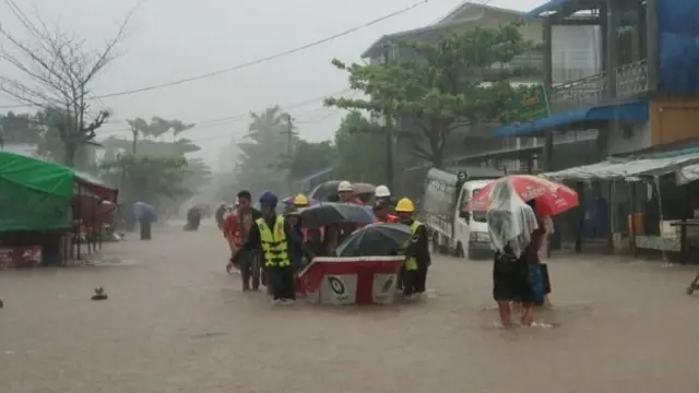 မော်လမြိုင်မြို့ပေါ် တောင်ကျရေတွေဝင်နေစဥ်